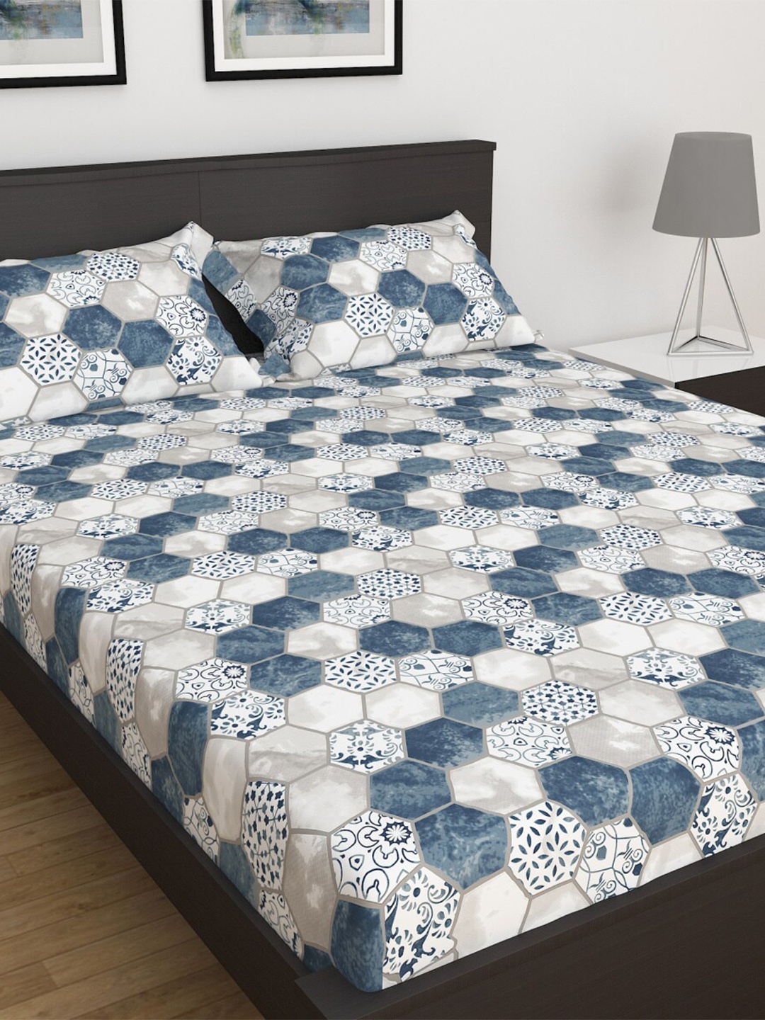 

Home Centre Bouquet Blue & White Geometric 150 TC King Bedsheet with 2 Pillow Covers