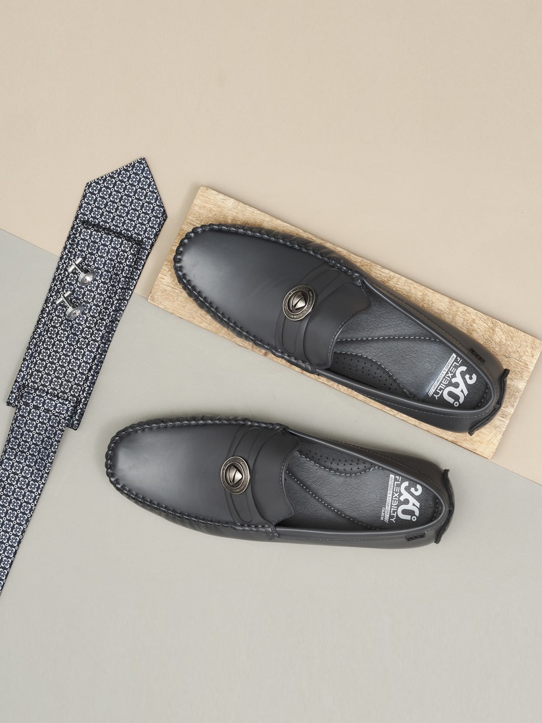 

Duke Men Grey Solid Loafers