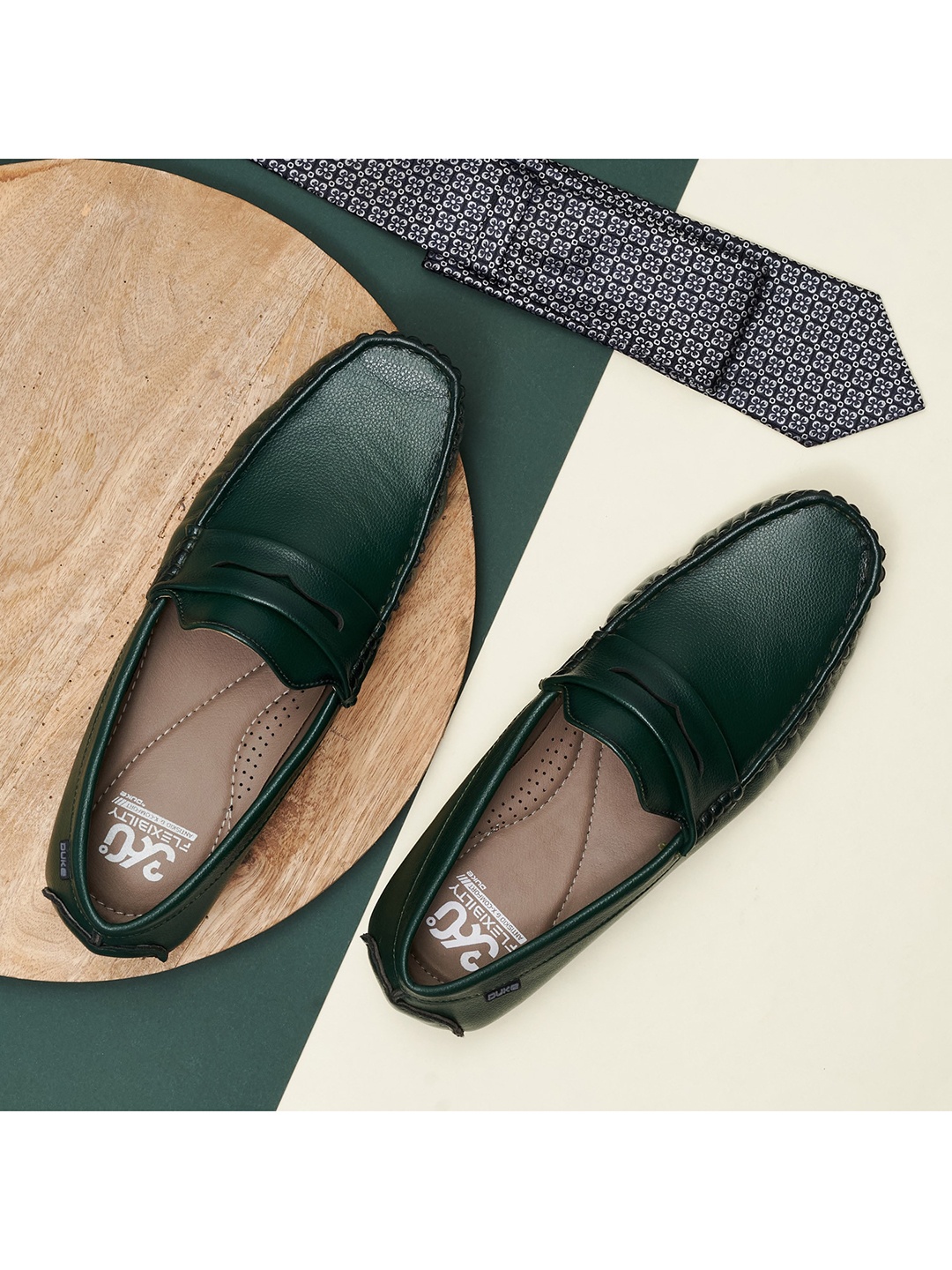 

Duke Men Green Solid Loafers