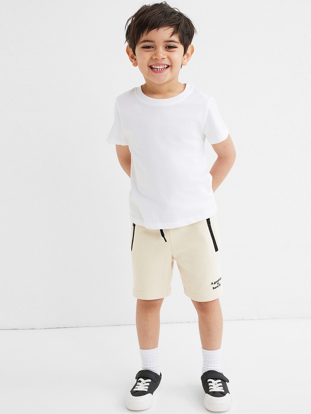 

H&M Boys Beige Solid Sweatshorts