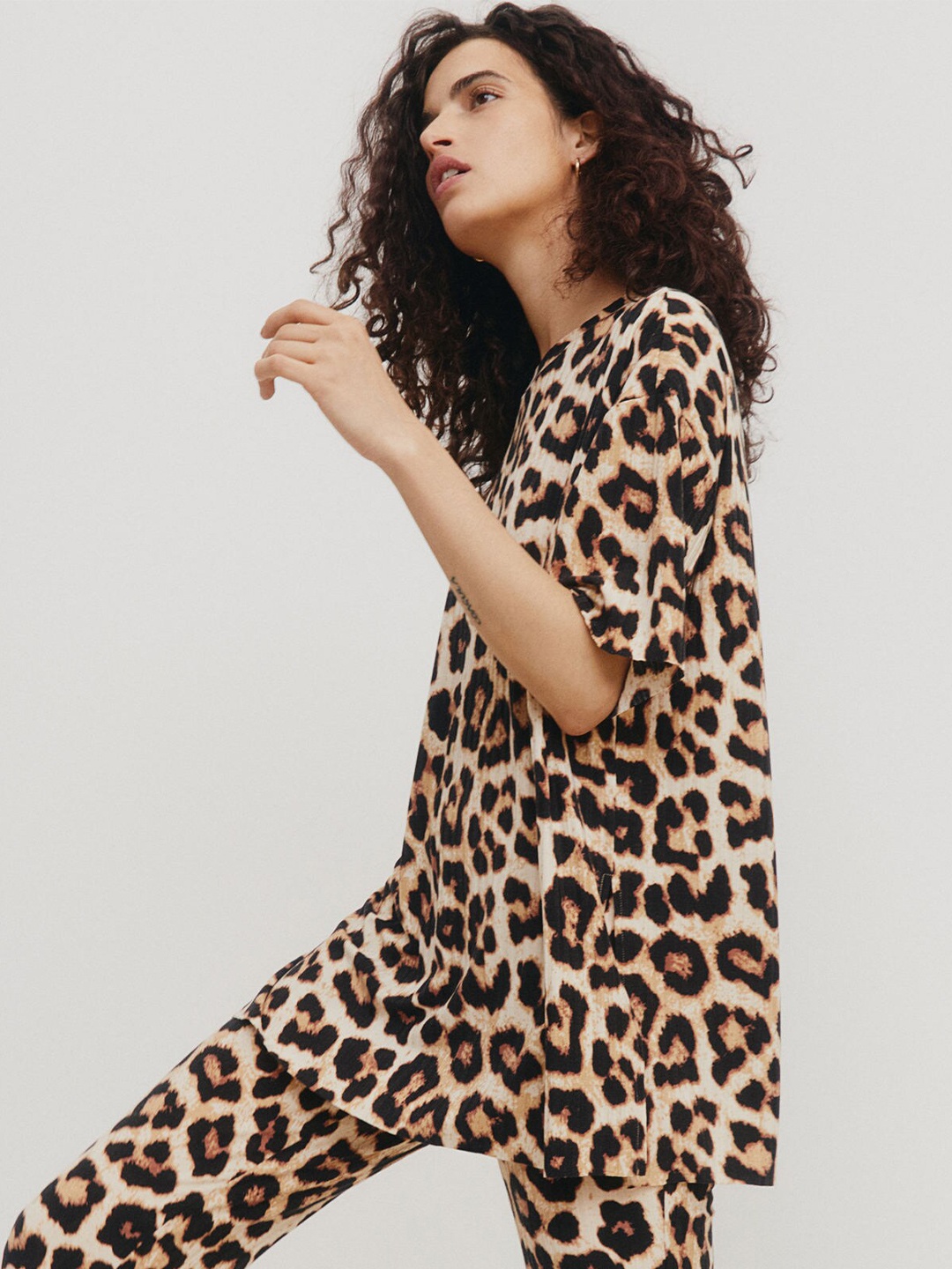 

H&M Women Beige Animal Print Ribbed T-shirt