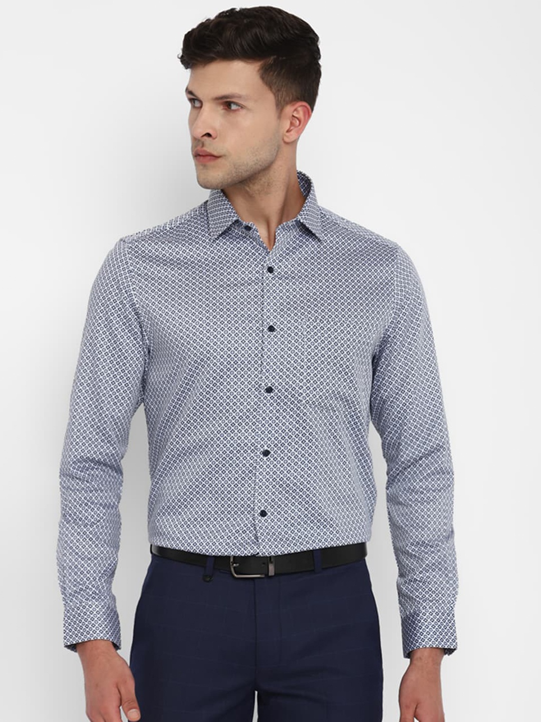 

Turtle Men White & Blue Printed Slim Fit Formal Shirt