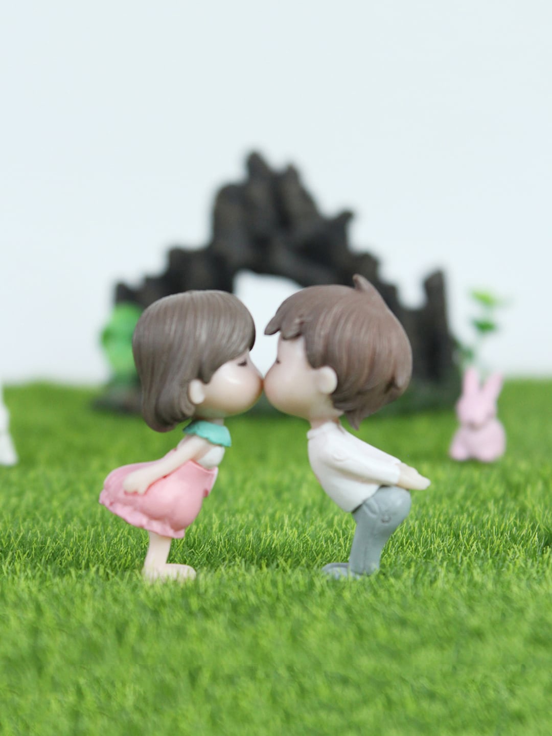 

Wonderland Pink & White Kissing Couple Miniature Toys Garden Accessories