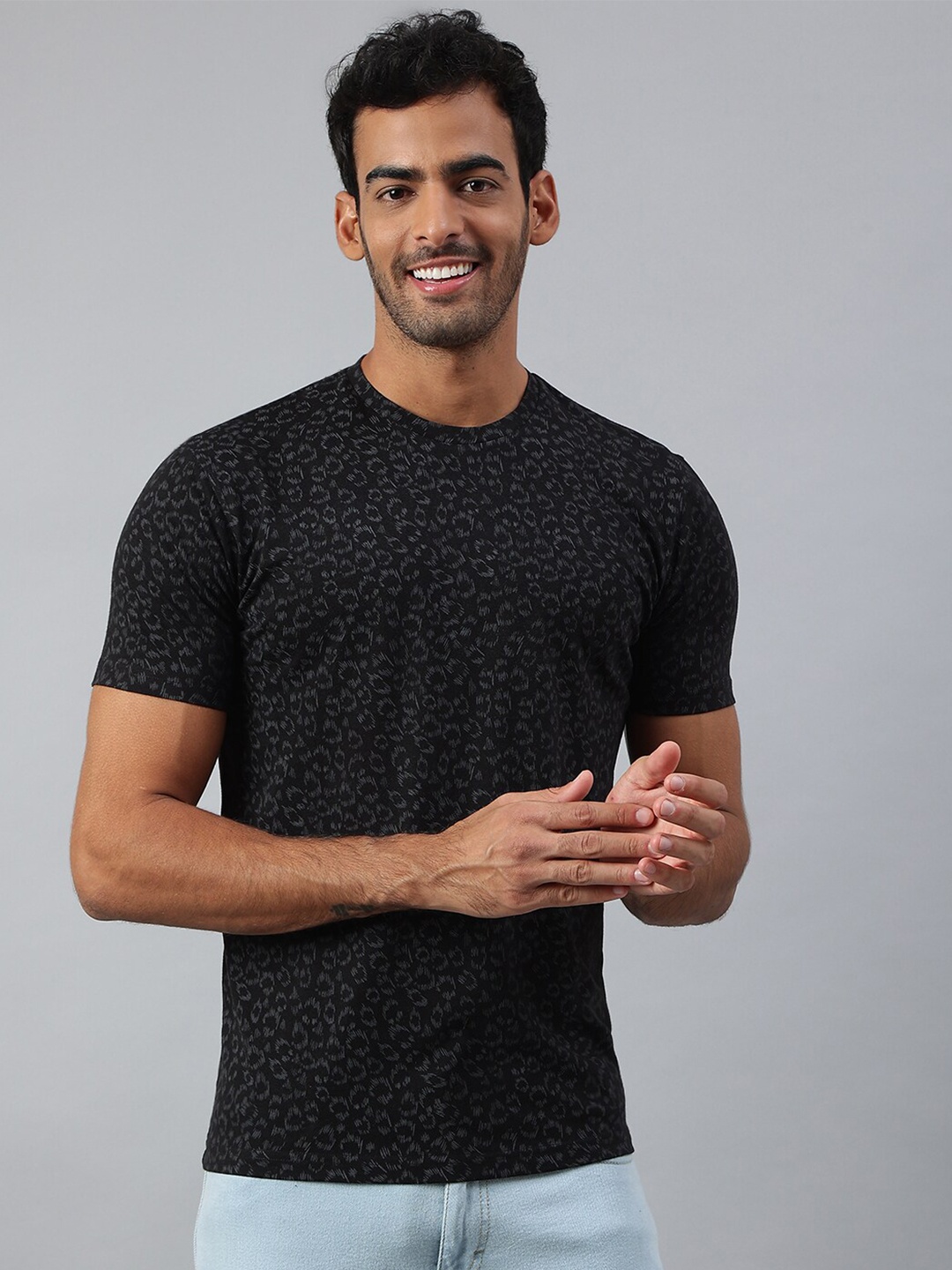

MR BUTTON Men Black Slim Fit T-shirt