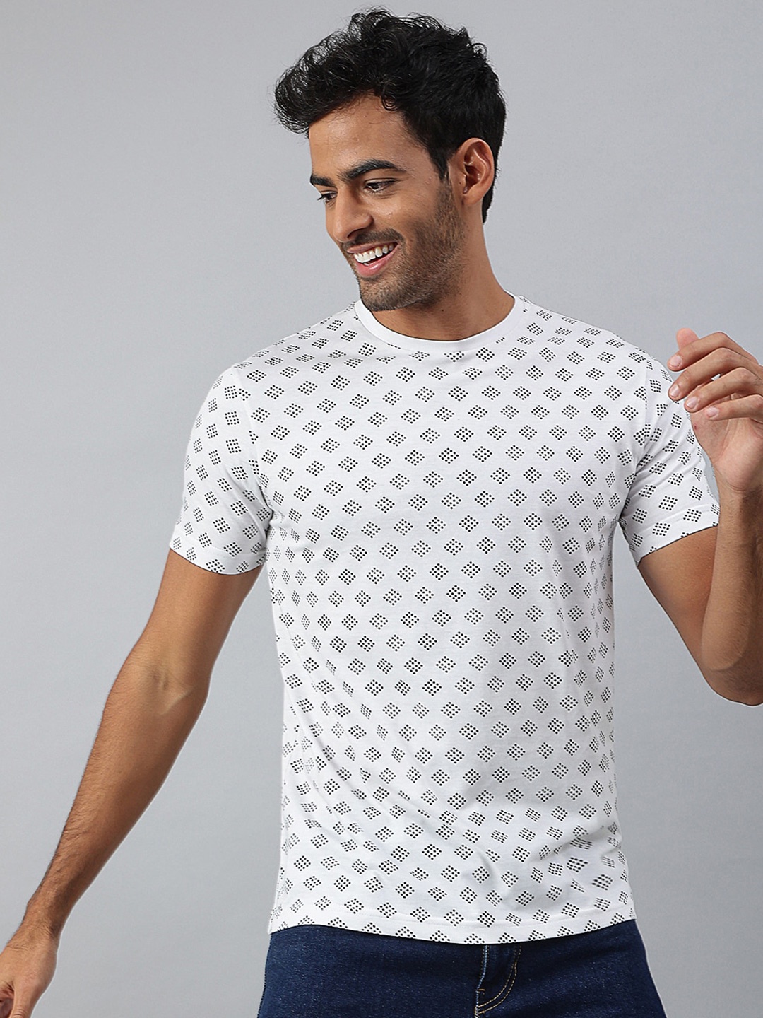 

MR BUTTON Men White & Black Printed Slim Fit T-shirt