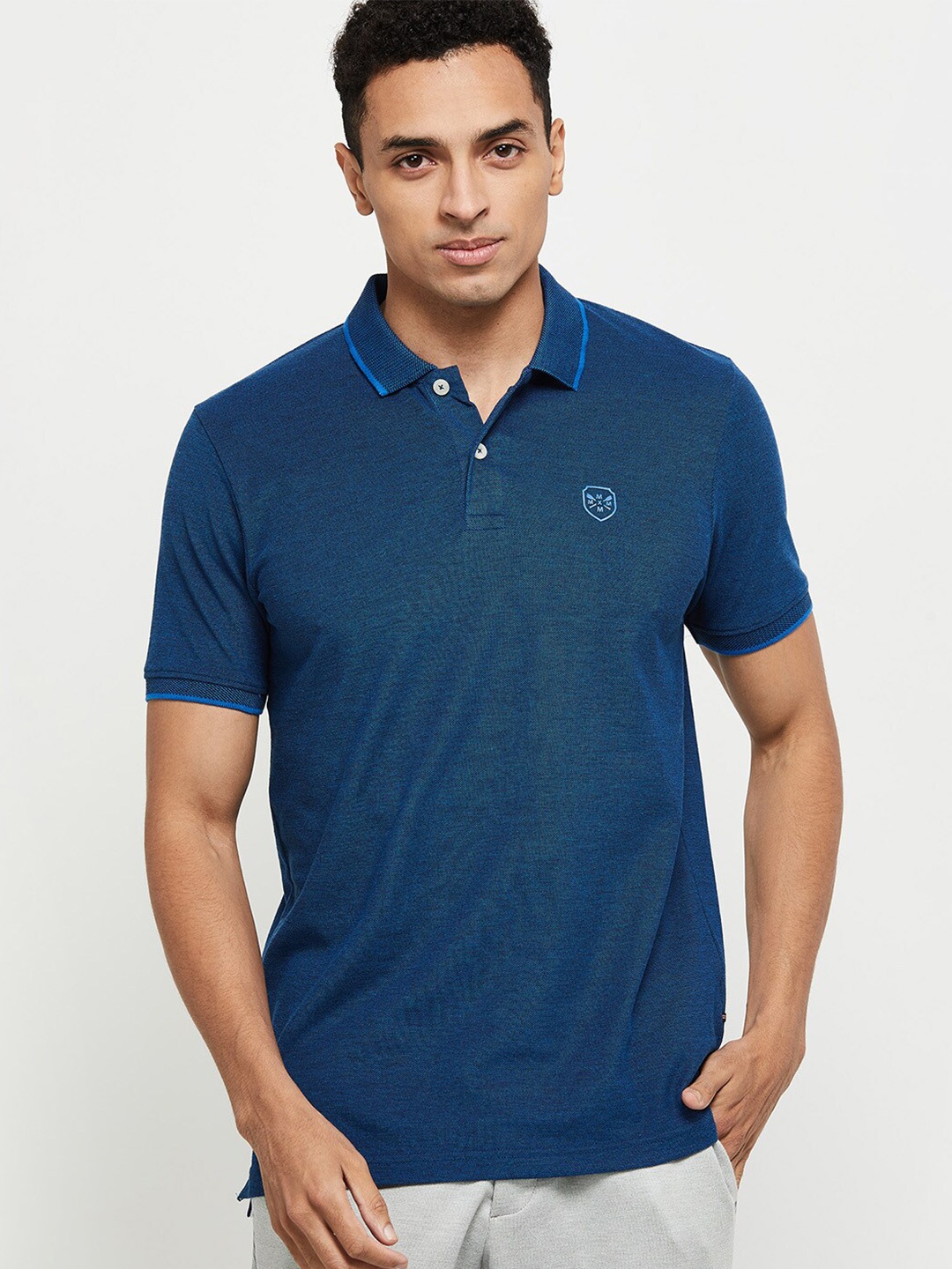 

max Men Navy Blue Solid Polo Collar T-shirt