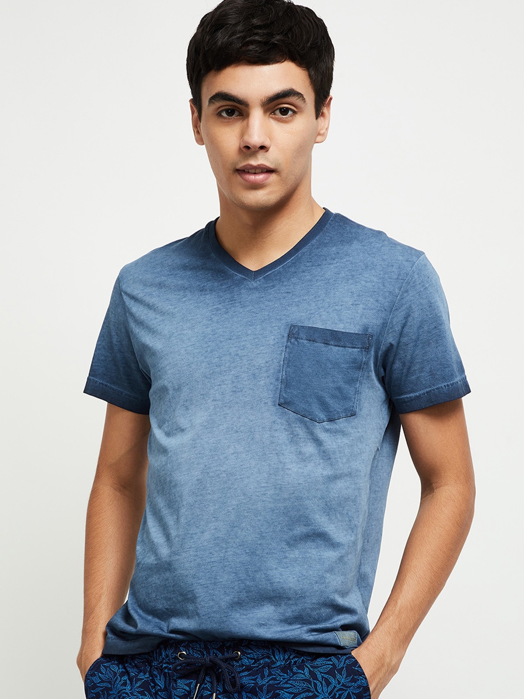 

max Men Navy Blue V-Neck T-shirt
