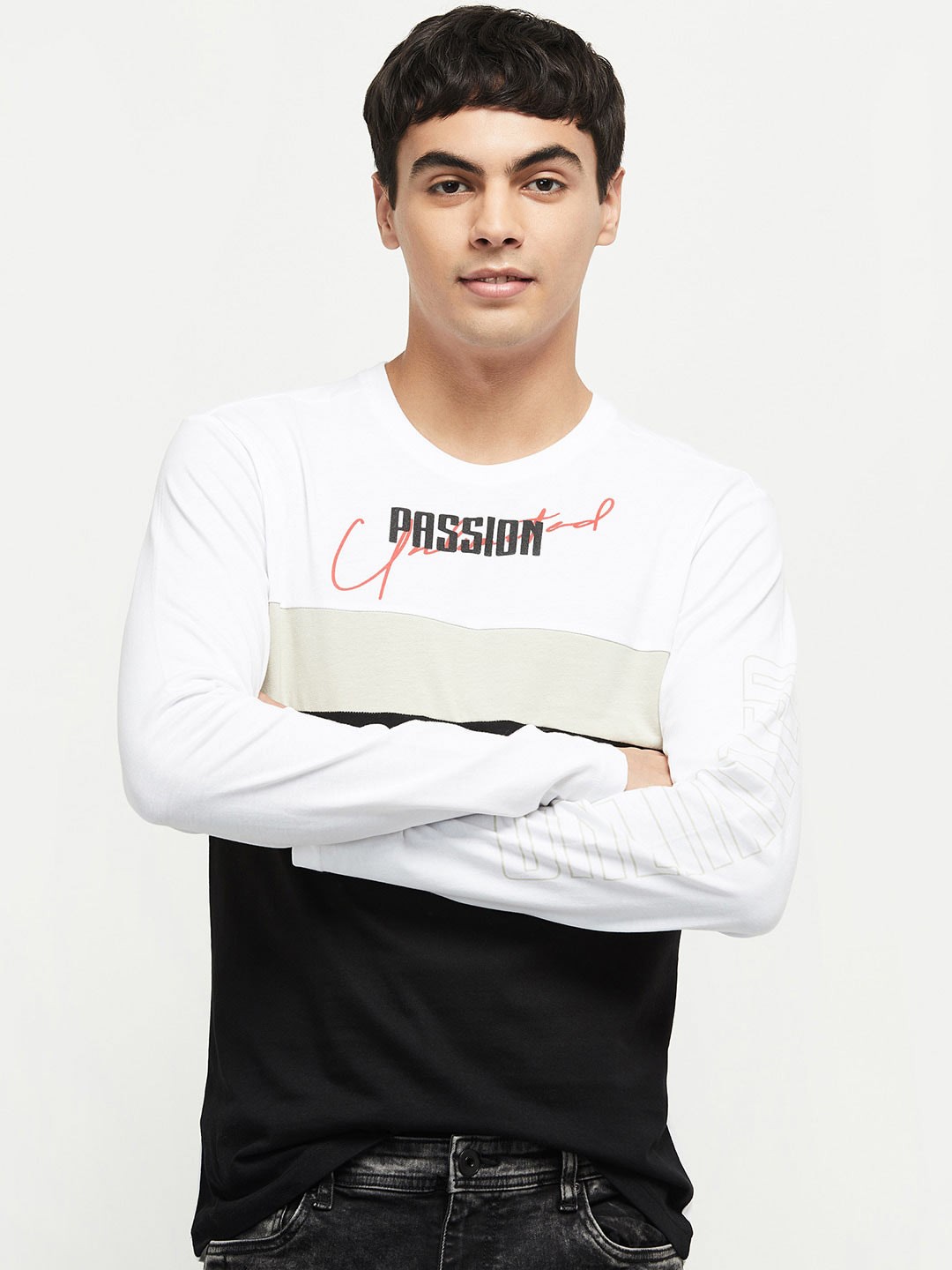 

max Men White & Black Colourblocked T-shirt