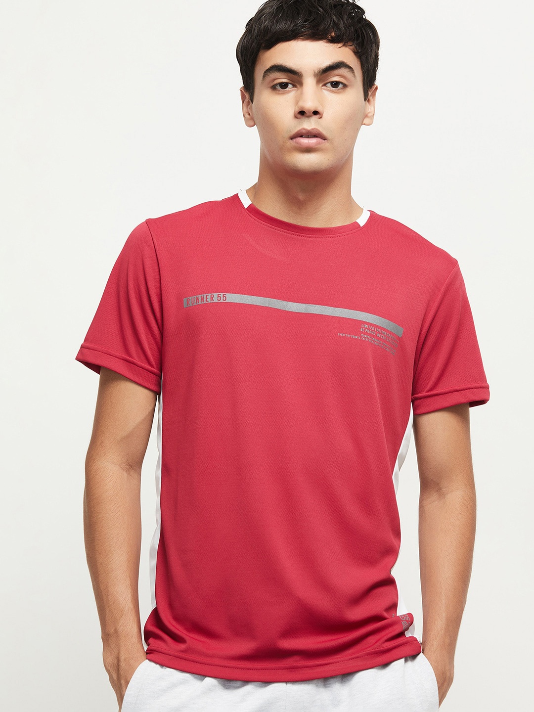 

max Men Red Solid T-shirt