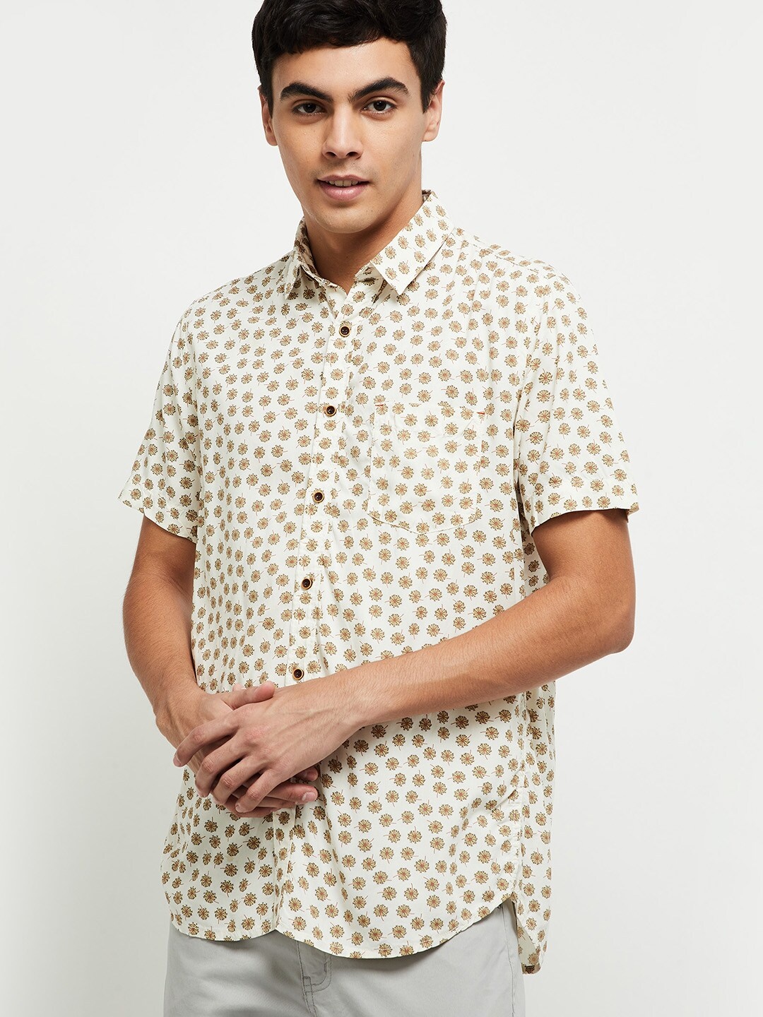 

max Men Off White Floral Printed Casual Shirt