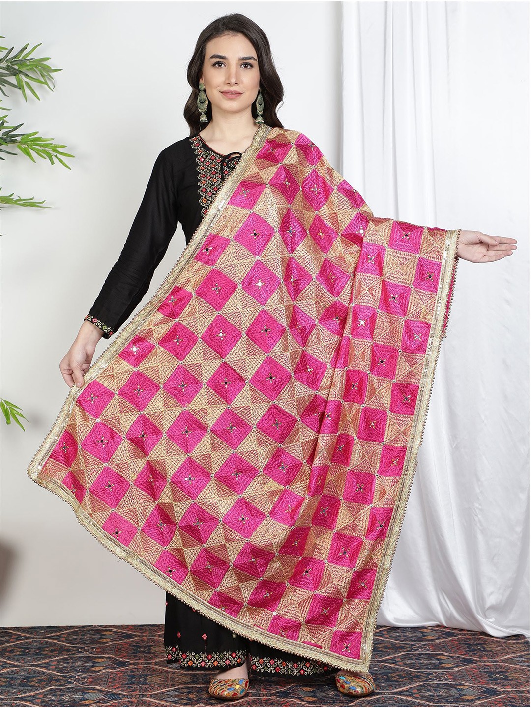 

Moda Chales Magenta & Gold-Toned Phulkari Embroidered Dupatta With Mirror Work