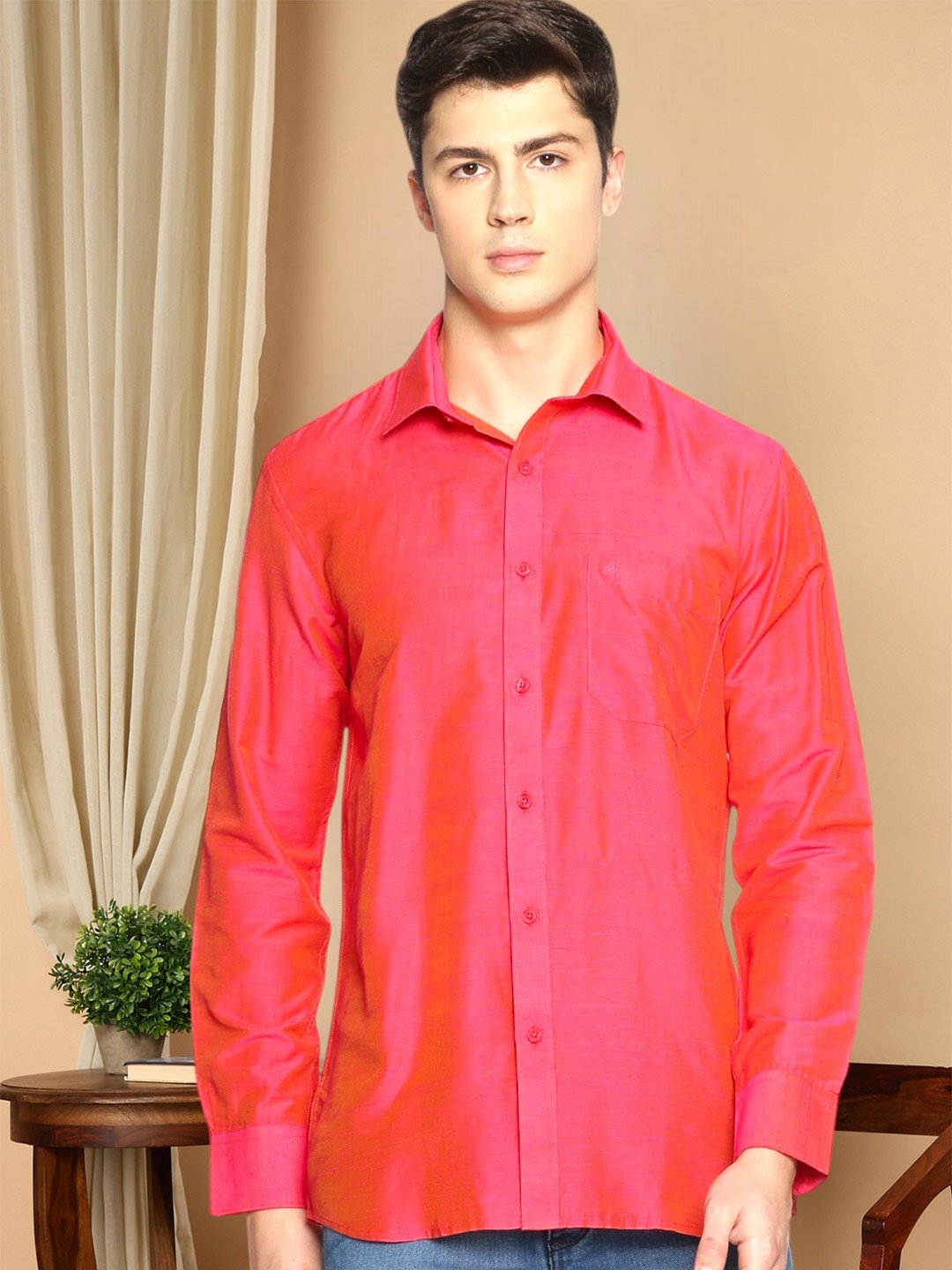 

TATTVA Men Fuchsia Solid Casual Shirt