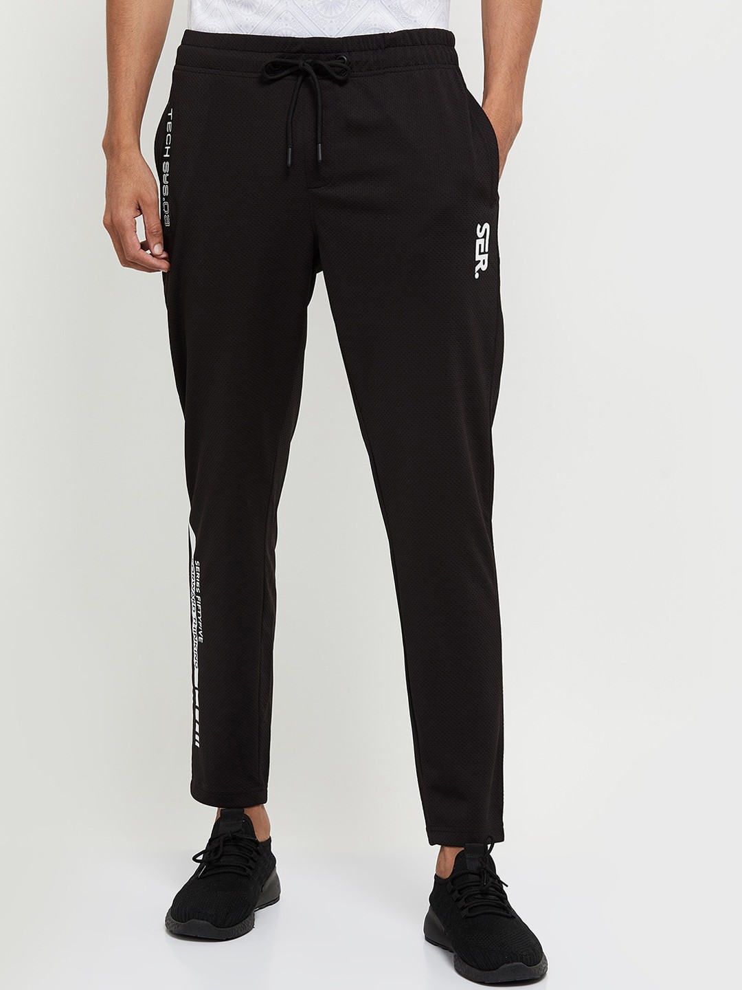 

max Men Black Solid Track Pant