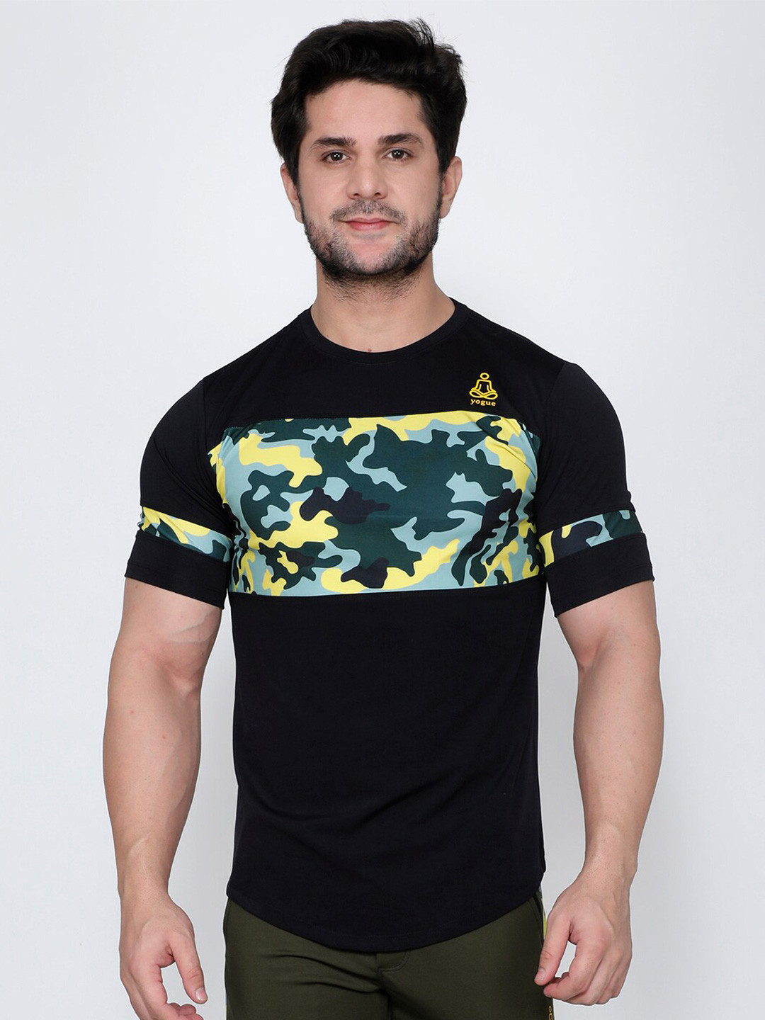 

Yogue Activewear Men Black & Multicoloured Camouflage Printed Slim Fit T-shirt