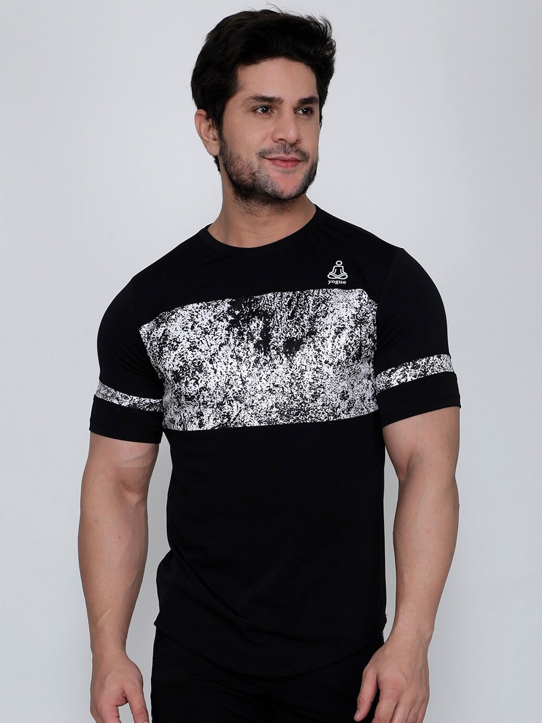 

Yogue Activewear Men Black Printed Slim Fit T-shirt