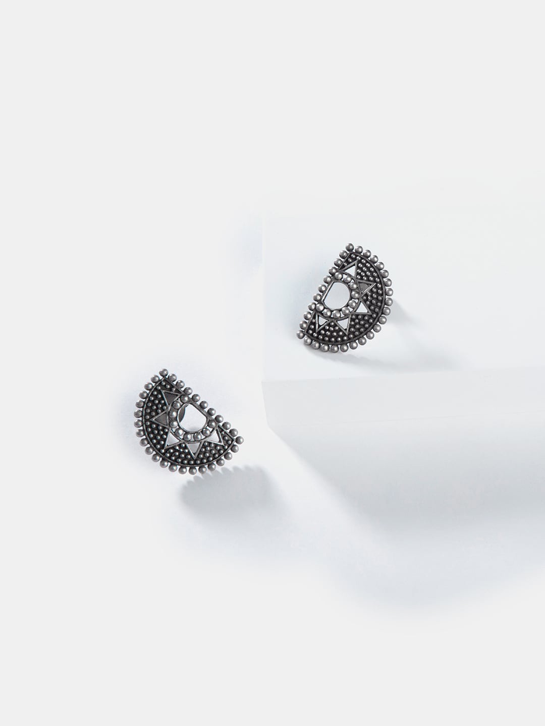 

SHAYA 925 Silver Contemporary Studs Earrings
