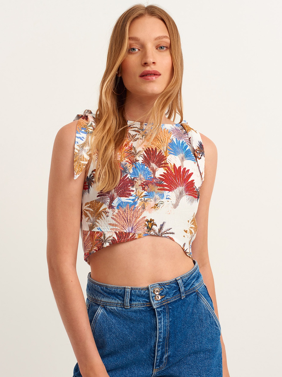 

OXXO White & Maroon Tropical Print Crop Top