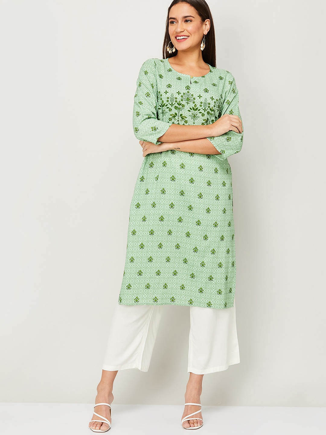 

Melange by Lifestyle Women Green Geometric Embroidered Keyhole Neck Kurta