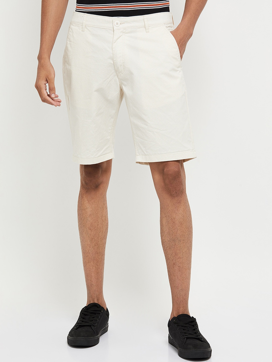 

max Men White Solid Cotton Shorts, Green