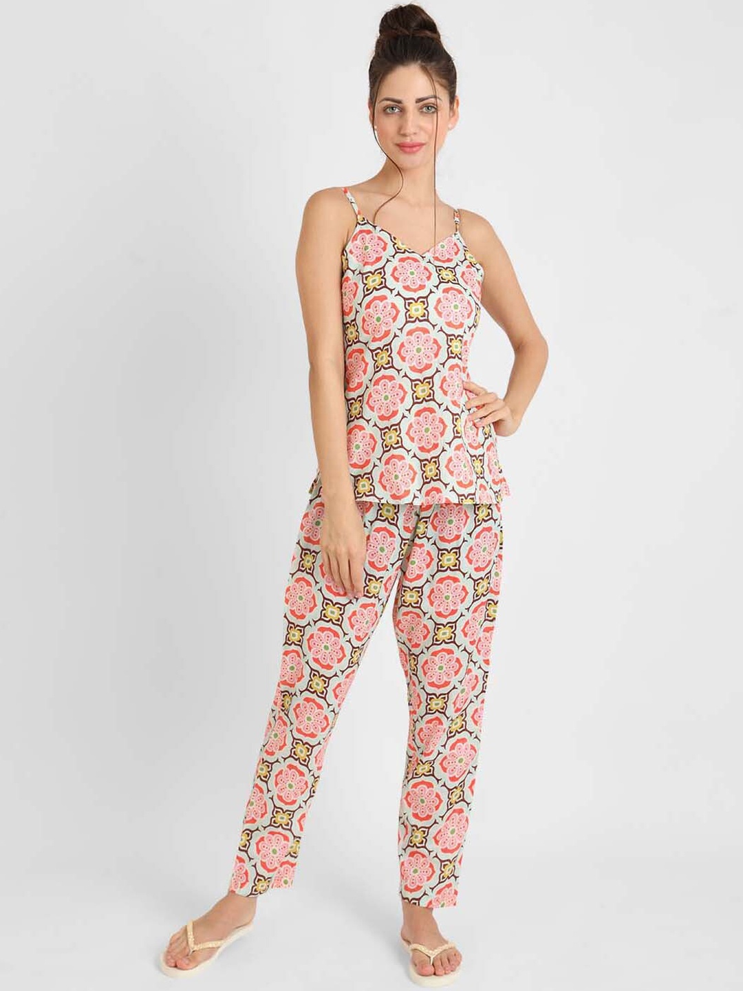 

KOOCHI POOCHI Women White & Pink Printed Pure Cambric Cotton Night Suit