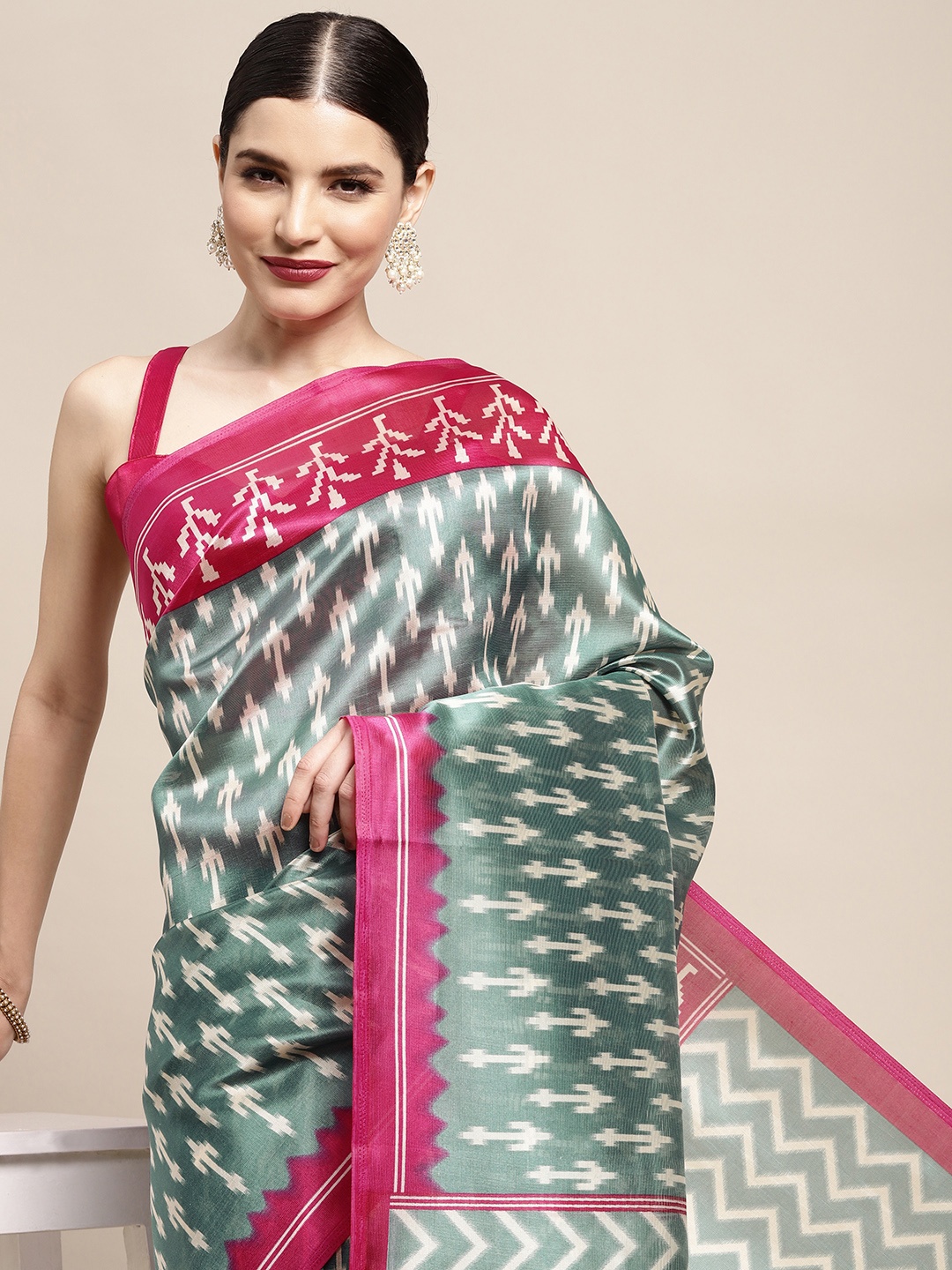 

KALINI Grey & White Geometric Print Saree