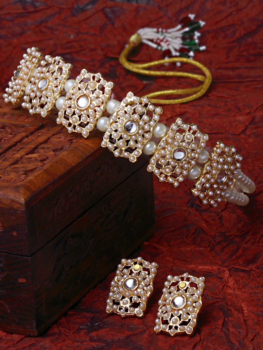 

KARATCART Gold-Plated & White Kundan-Studded & Pearl Beaded Jewellery Set