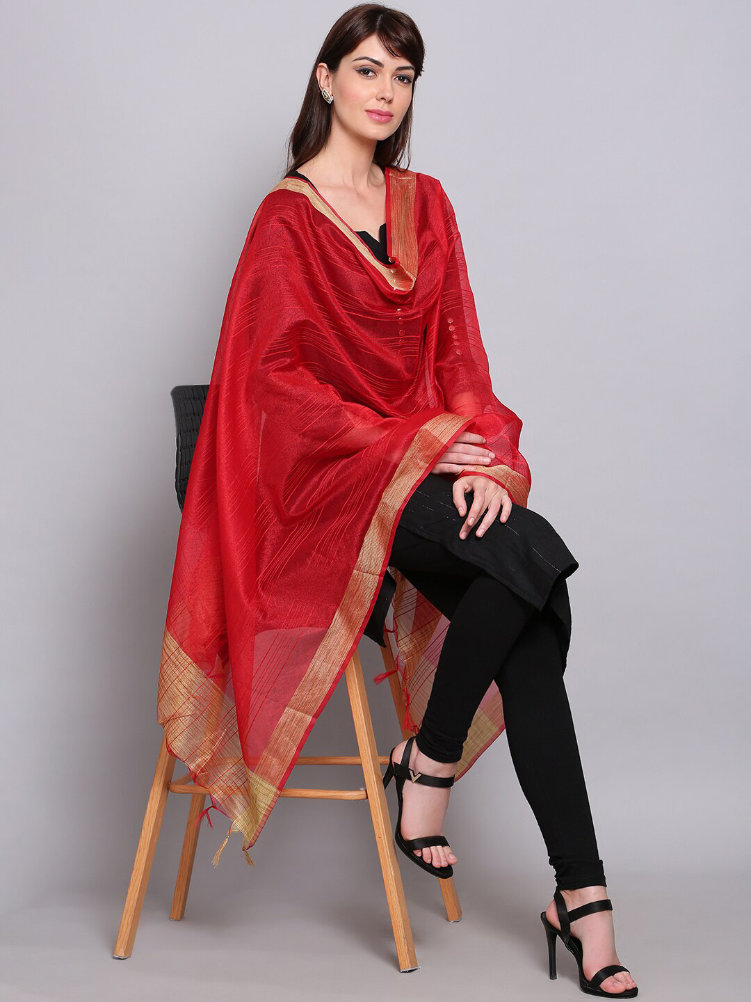 

Miaz Lifestyle Red & Gold-Toned Chanderi Dupatta with Zari