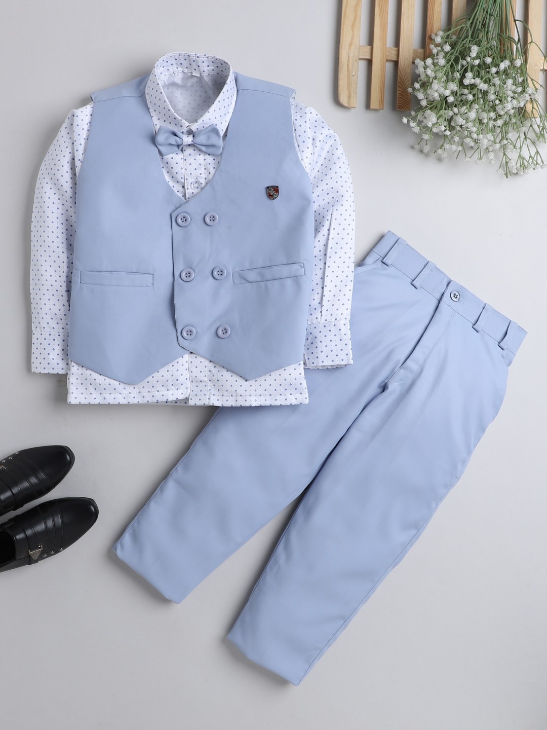 

DKGF FASHION Boys White & Blue 3 Piece Suit