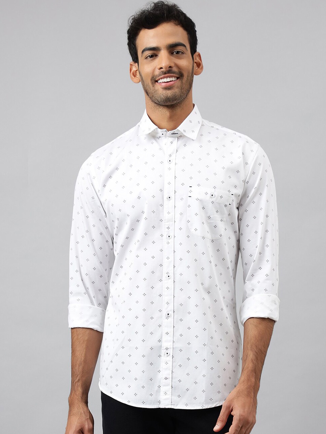 

MR BUTTON Men White Slim Fit Printed Casual Shirt