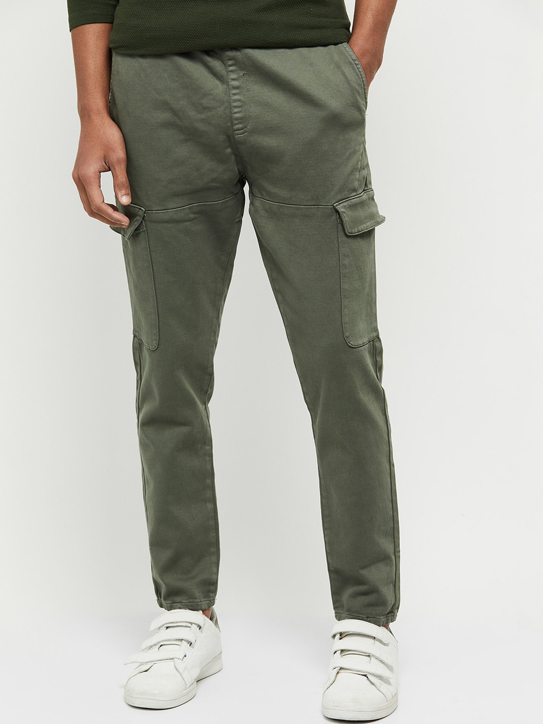 

max Men Olive Green Solid Cargos Trousers