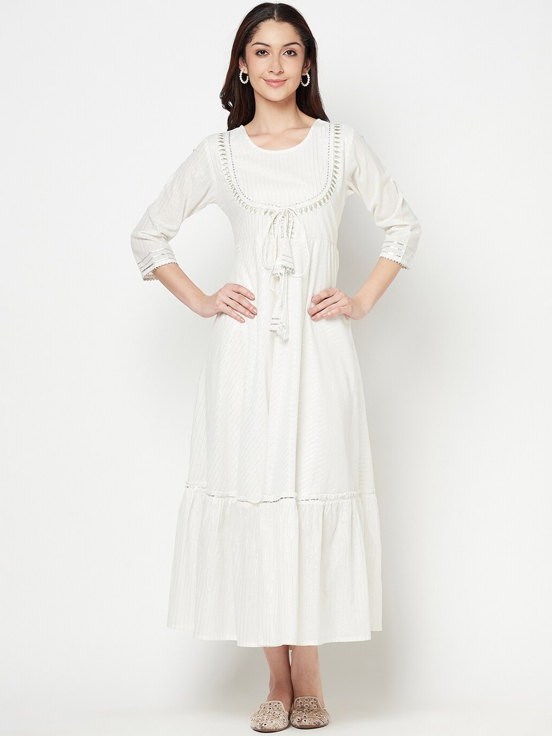 

Senyora Women White Embroidered Thread Work Kurta