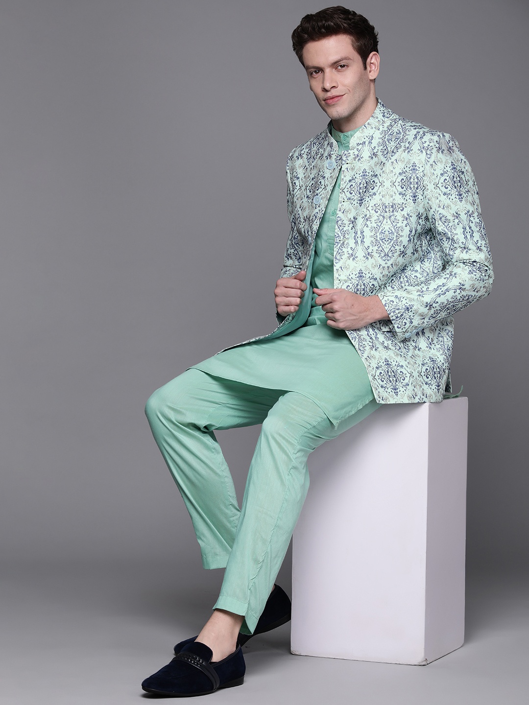 

DEYANN Men Sea Green & Navy Blue Cotton Ethnic Motifs Printed Printed Bandhgala Blazer