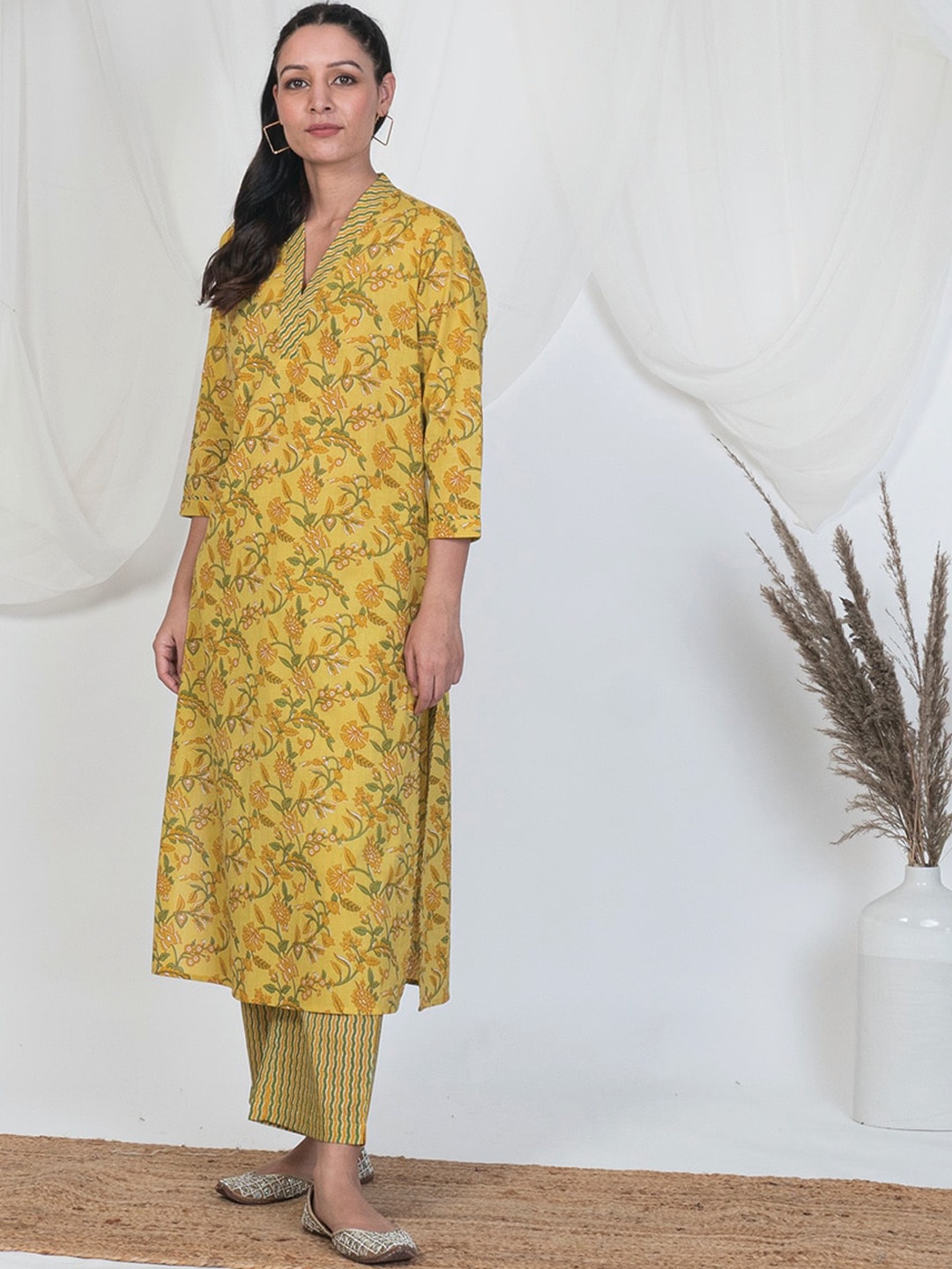 

AKISO Women Yellow Floral Printed Pure Cotton Kurta with Stripped Trousers