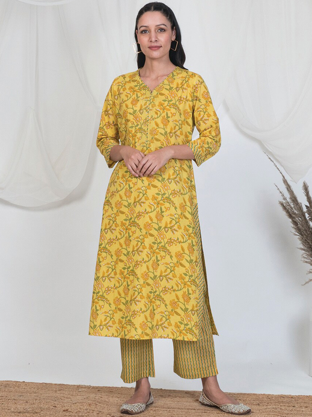 

AKISO Women Yellow Ethnic Motifs Printed Pure Cotton Kurta with Trousers