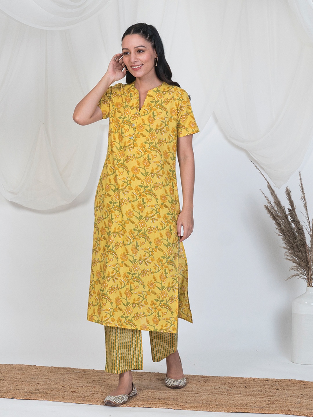 

AKISO Women Yellow Floral Printed Pure Cotton Kurta with Trousers