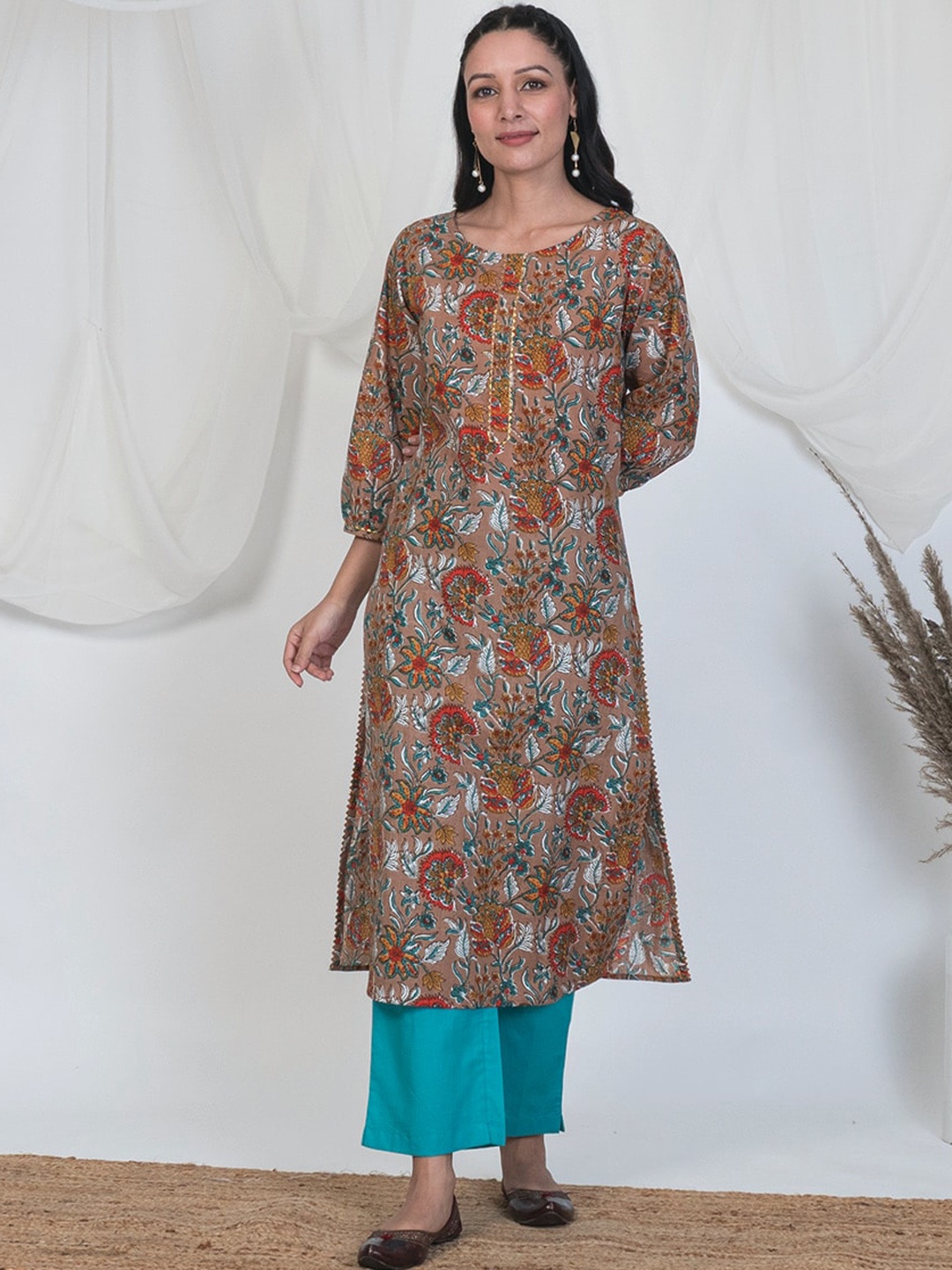 

AKISO Women Brown Floral Printed Kurta