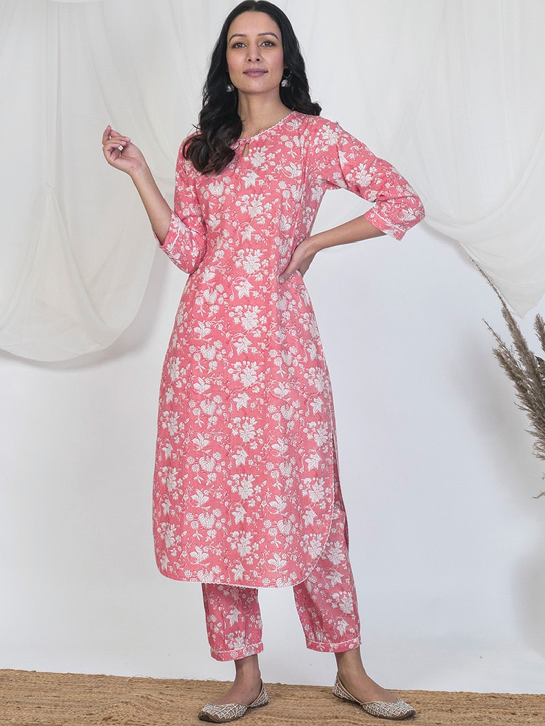 

AKISO Women Pink Floral Printed Keyhole Neck Kurta