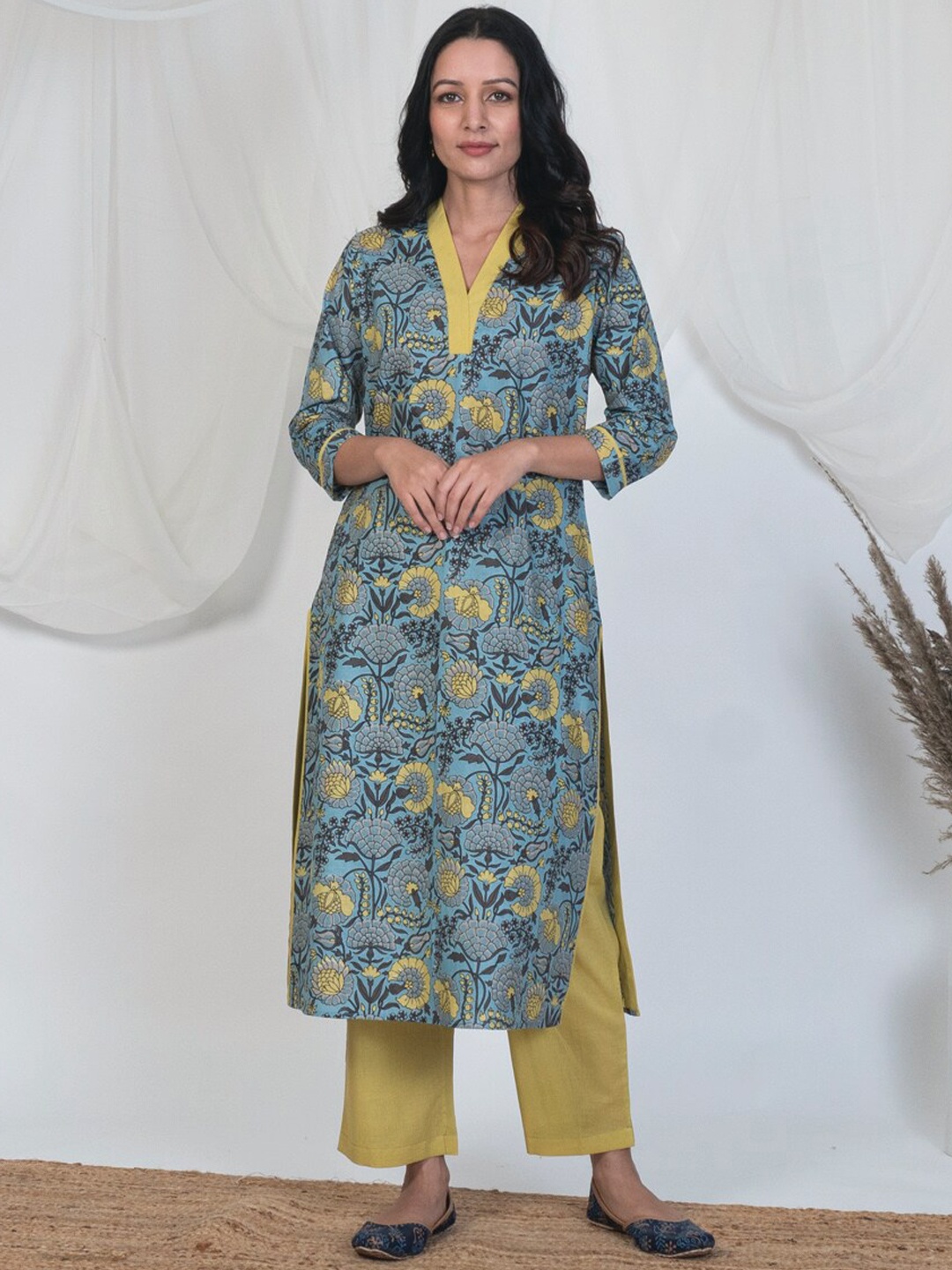 

AKISO Women Blue Floral Printed Pure Cotton Kurta with Trousers