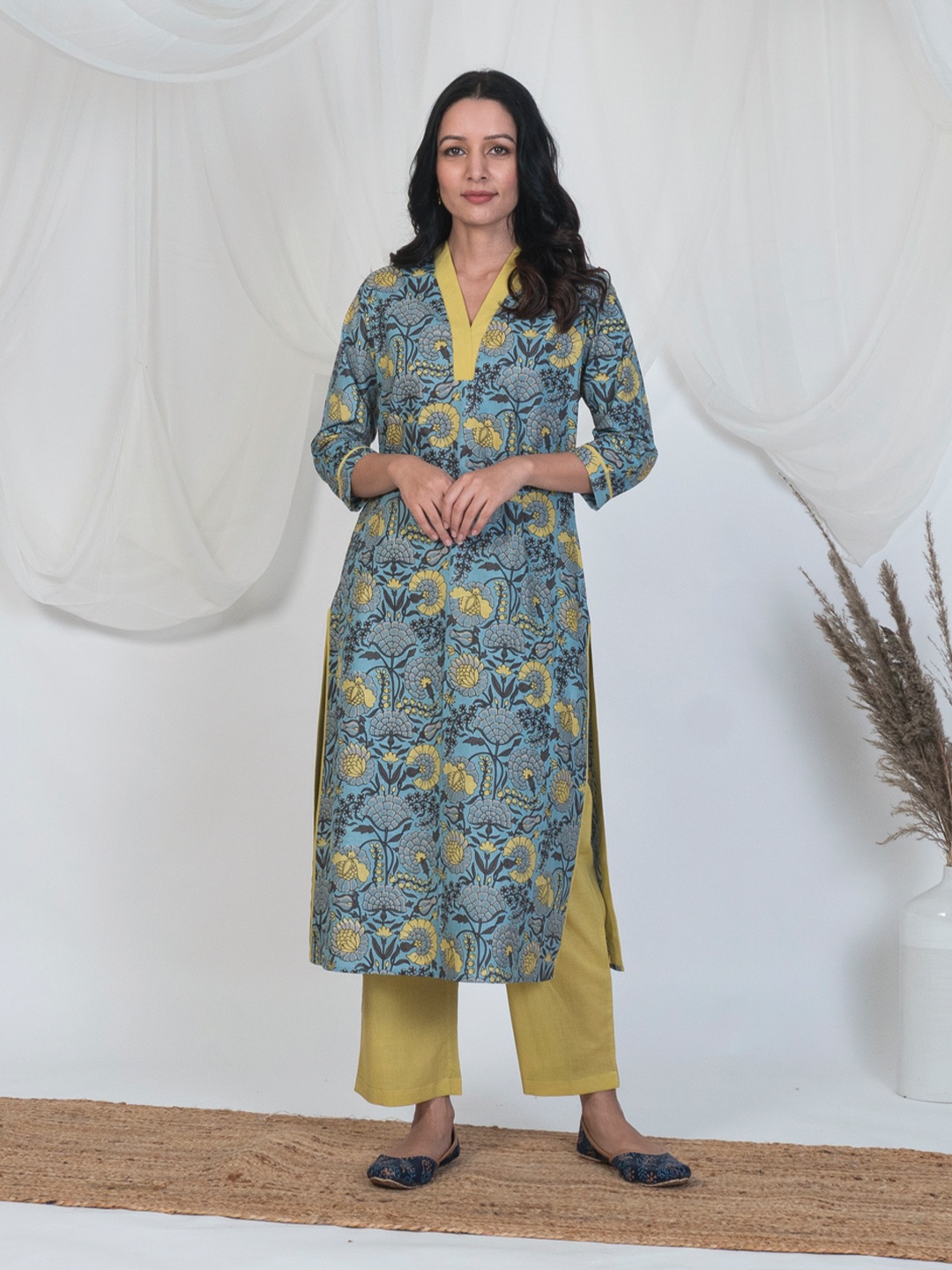 

AKISO Women Blue & Yellow Floral Printed Kurta