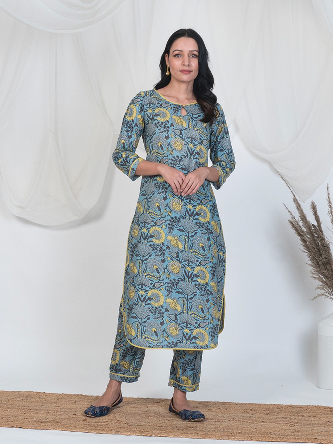 

AKISO Women Blue Ethnic Motifs Printed Cold-Shoulder Sleeves Thread Work Kurta