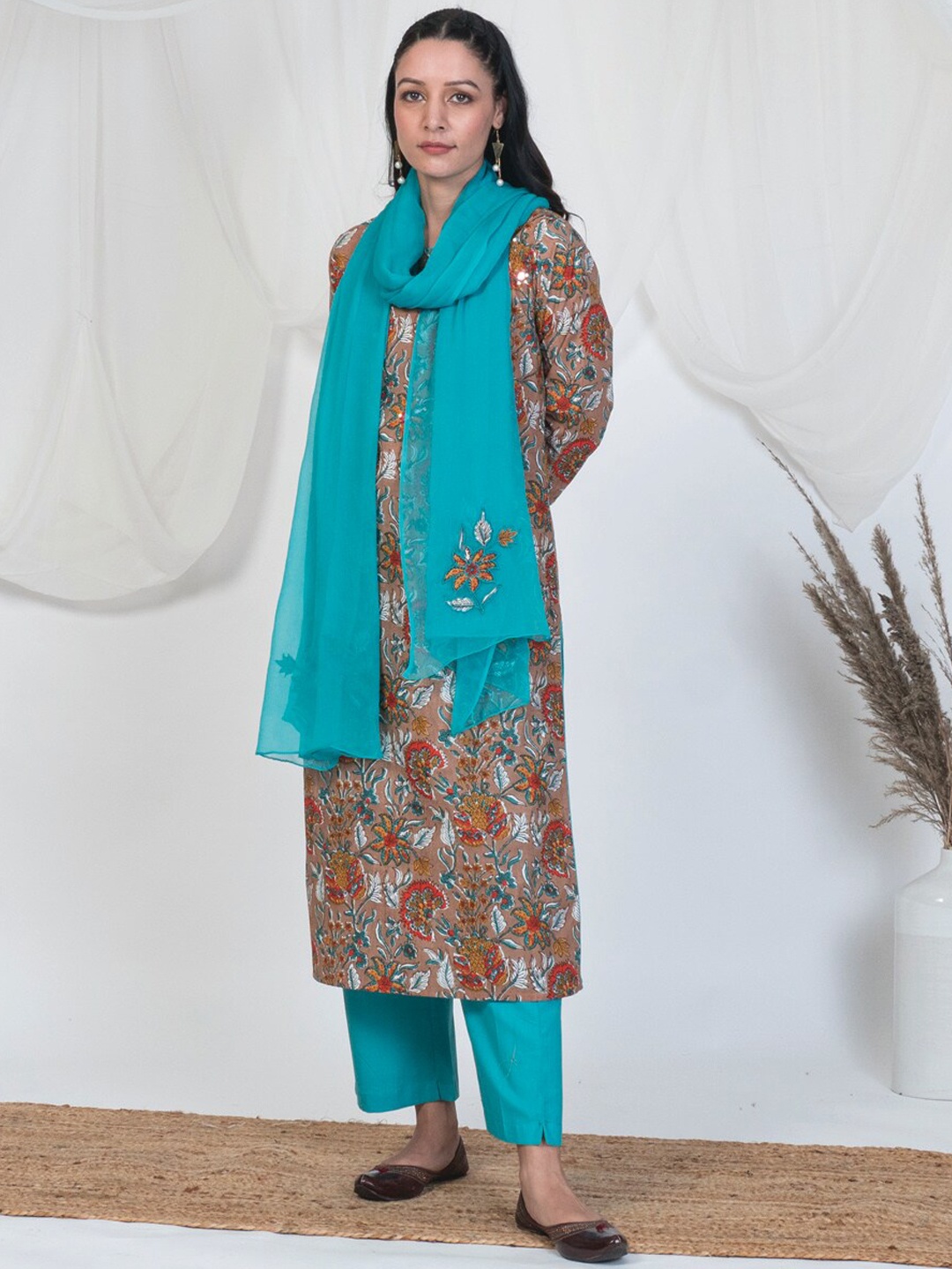 

AKISO Women Brown & White Floral Printed Pure Cotton Kurta with Trousers