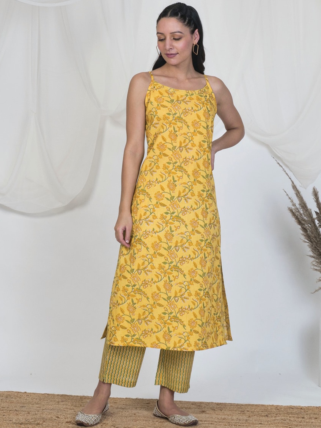 

AKISO Women Yellow Floral Printed Kurta