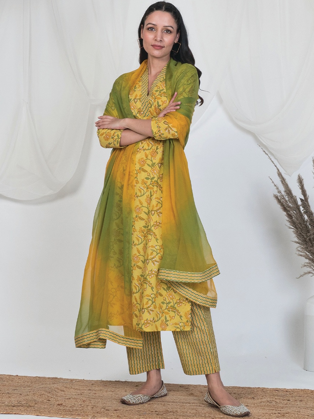 

AKISO Women Yellow & Green Floral Printed Pure Cotton Kurta with Trousers & With Dupatta