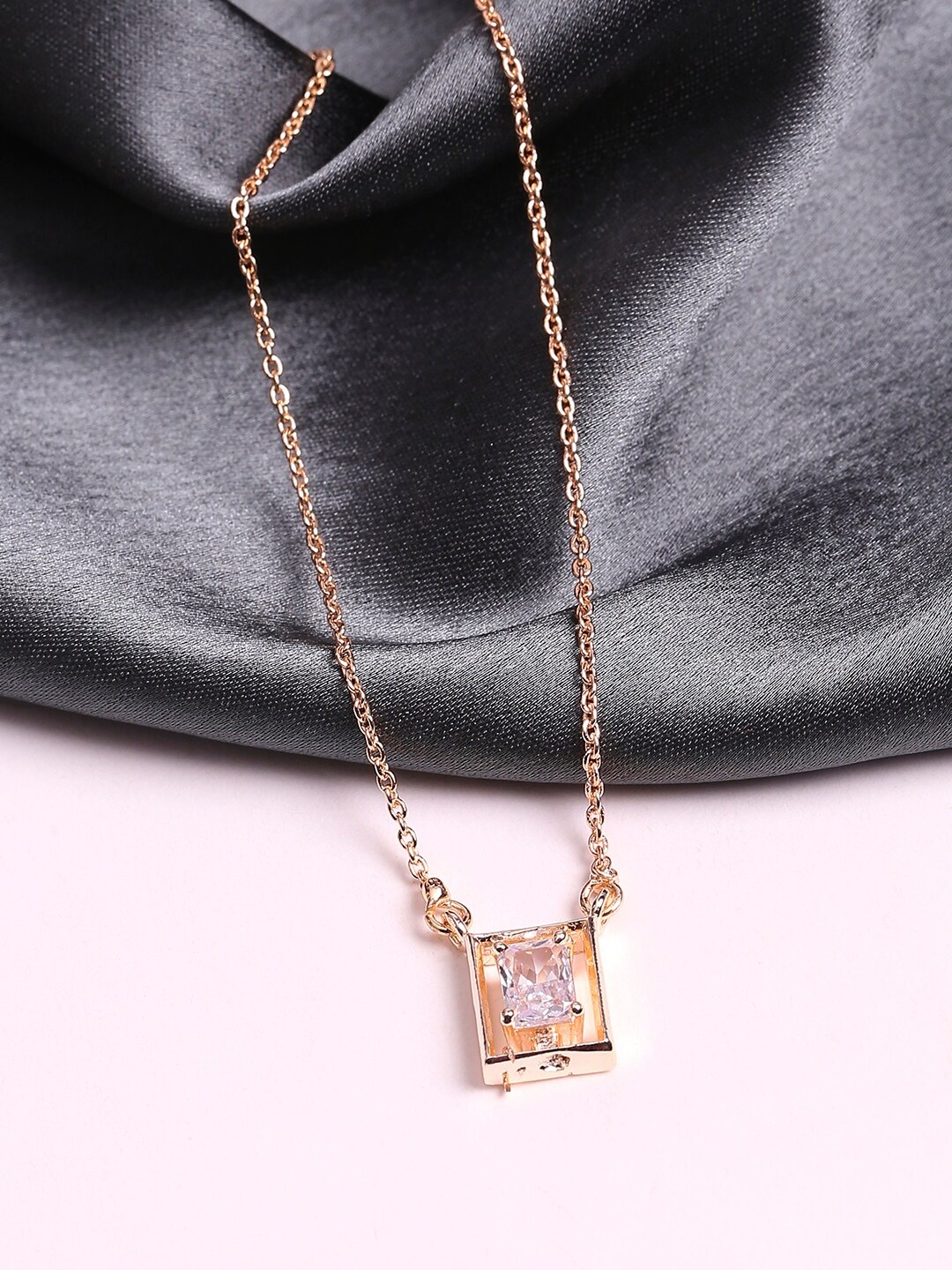 

HOT AND BOLD Gold-Plated & White Necklace