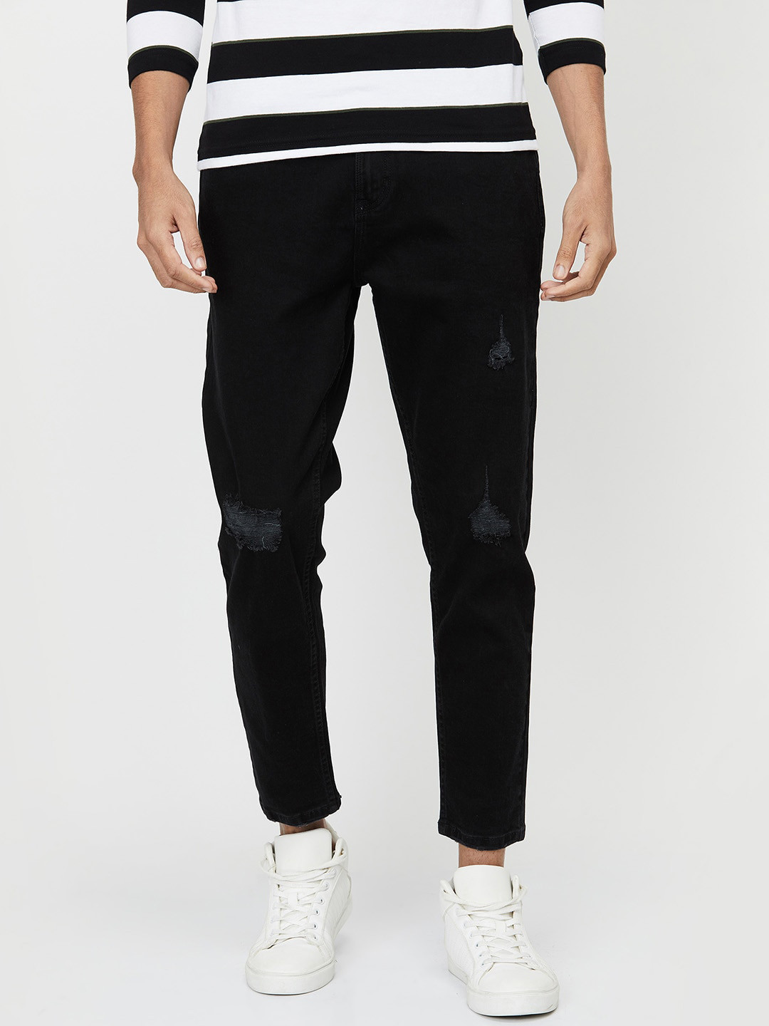 

max Men Black Mildly Distressed Jeans