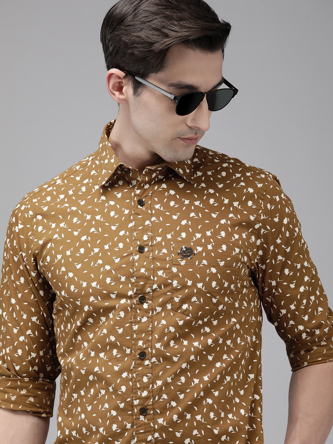 

U S Polo Assn Men Brown And White Slim Fit Floral Printed Pure Cotton Casual Shirt