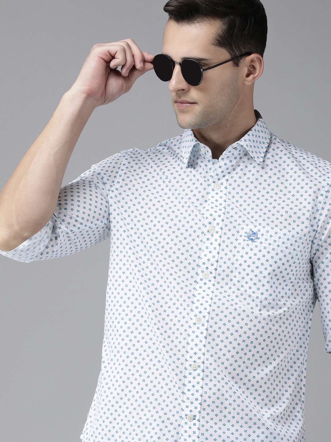 

U S Polo Assn Men White & Blue Tailored Fit Floral Printed Pure Cotton Casual Shirt