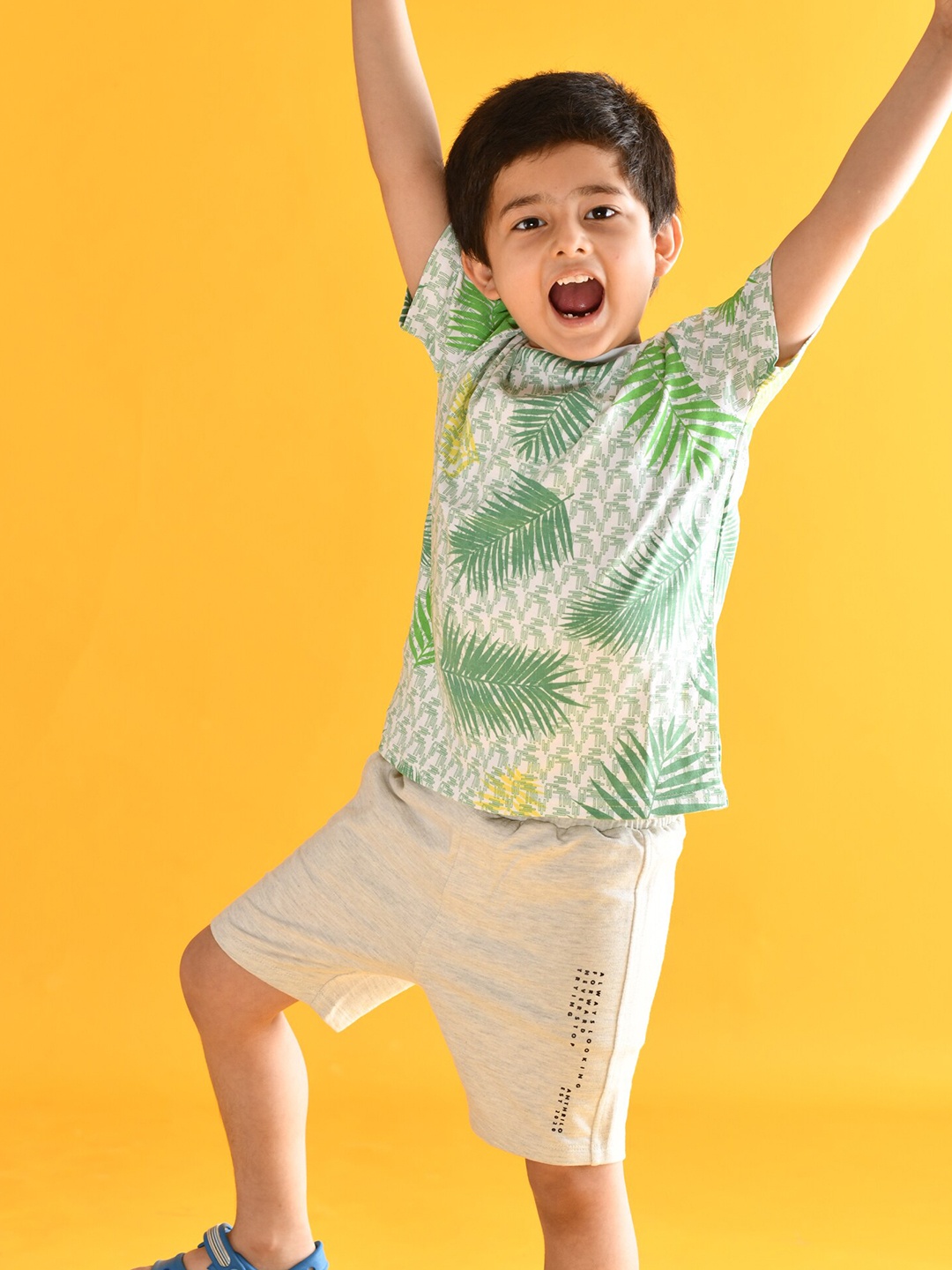 

Anthrilo Boys White & Grey Printed T-shirt with Shorts