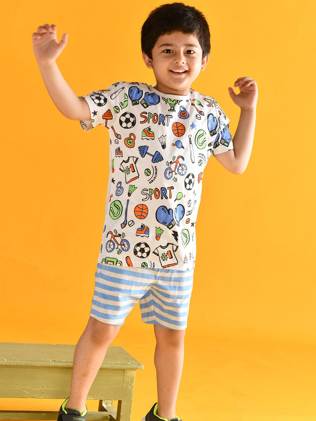 

Anthrilo Boys White & Blue Printed Printed T-shirt with Shorts