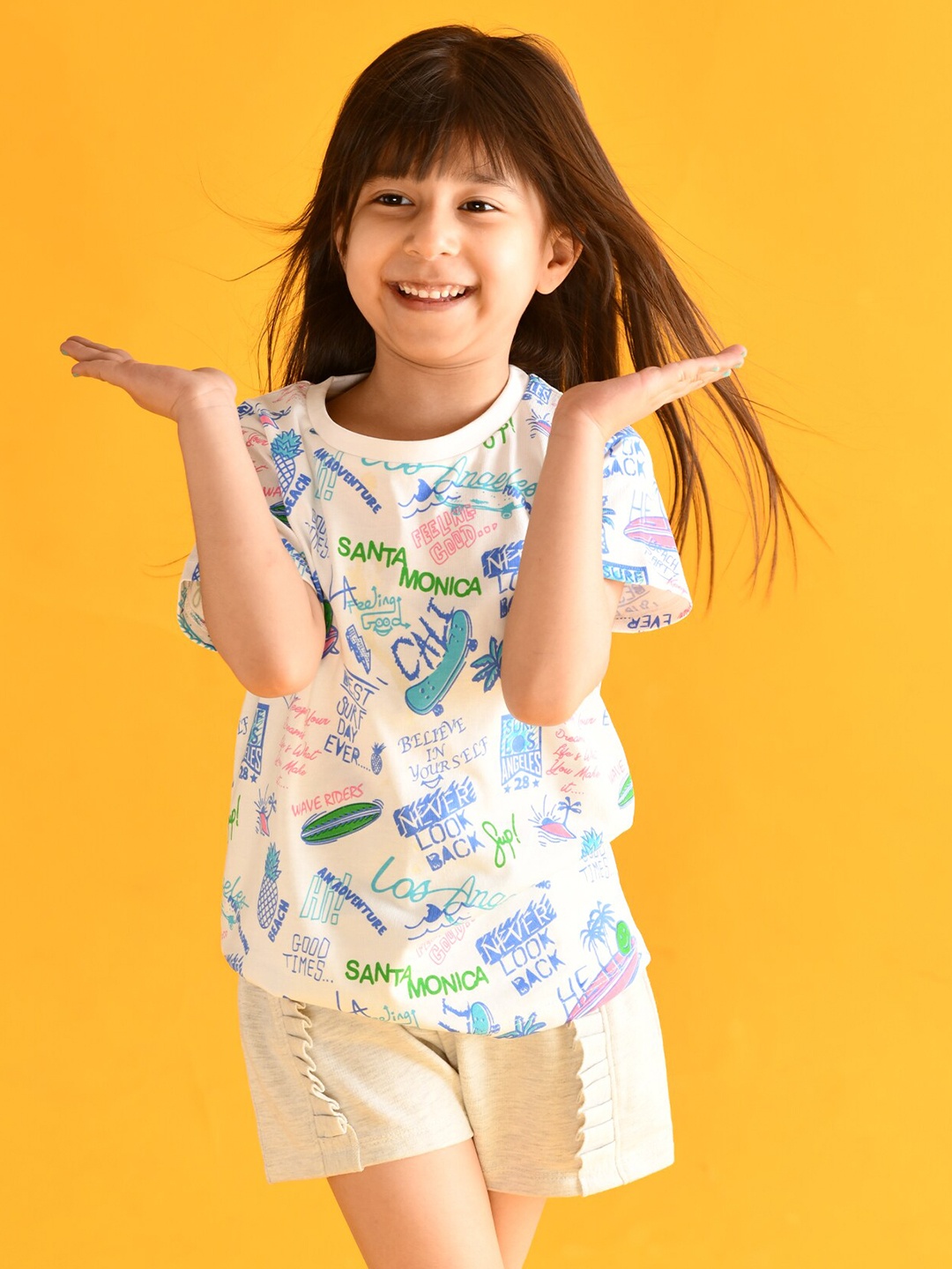 

Anthrilo Girls Grey & White Printed T-shirt with Shorts